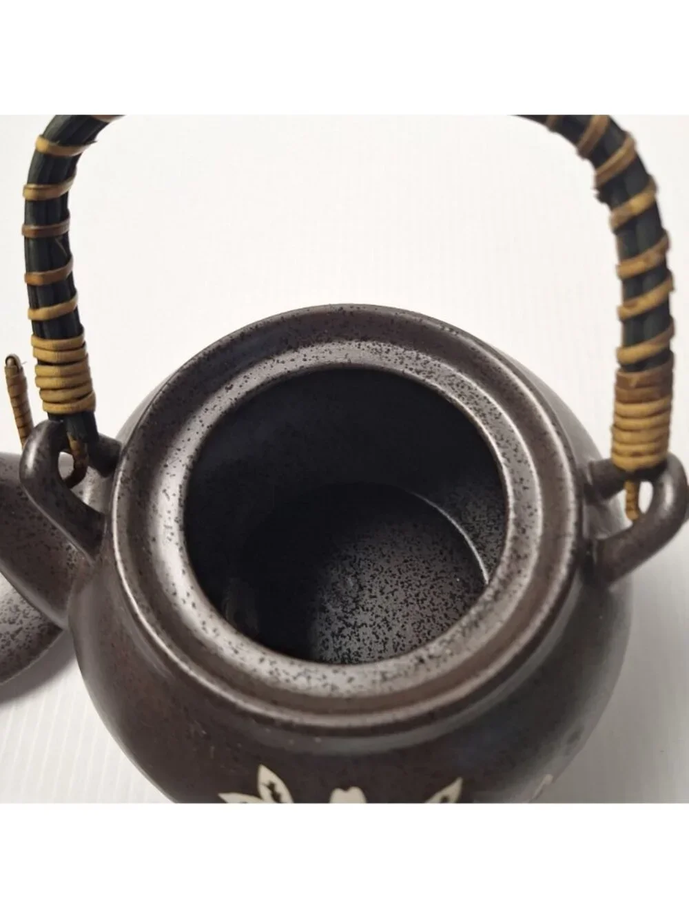JAPANESE KUTANI WARE STRAINER CEREMONIAL SAKI STYLE TEAPOT CUPS PORCELAIN WICKER